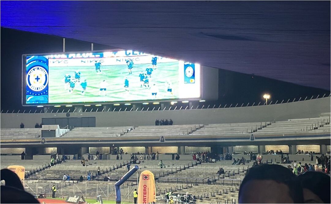 Las barras de Cruz Azul no asistieron al estadio Olímpico Universitario. FOTO: Edgar Enríquez/ EL UNIVERSAL
