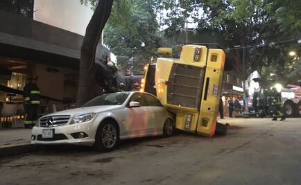 Tráiler con arena vuelca sobre un auto Mercedes en la Condesa