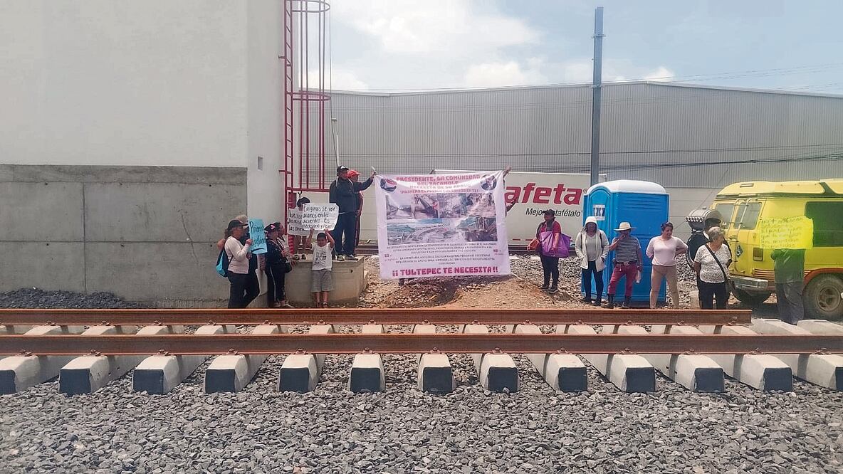 Los pobladores se dividieron en tres frentes para evitar que los trabajadores de la obra continuaran con su labor. Foto Especial
