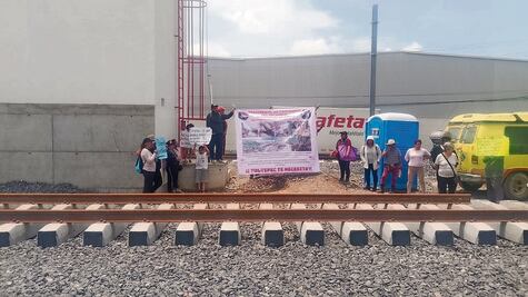 Por segundo día, vecinos bloquean obras del Suburbano al AIFA