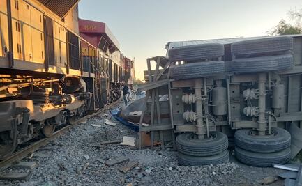 Tráiler se impacta contra tren en Guadalupe, Nuevo León; hay cierre total de la circulación