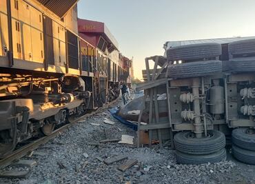 Tráiler se impacta contra tren en Guadalupe, Nuevo León; hay cierre total de la circulación