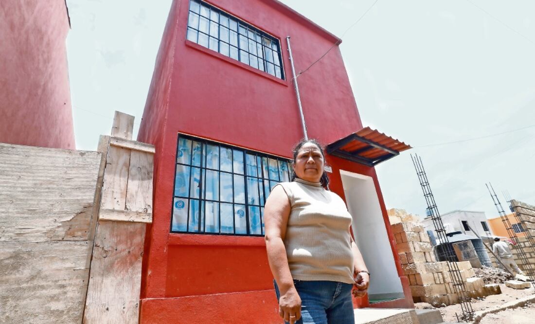 El hogar de Carmen lo pintaron de rojo, tiene dos pisos, baño y calentador (FOTOS: IRVIN OLIVARES. EL UNIVERSAL)