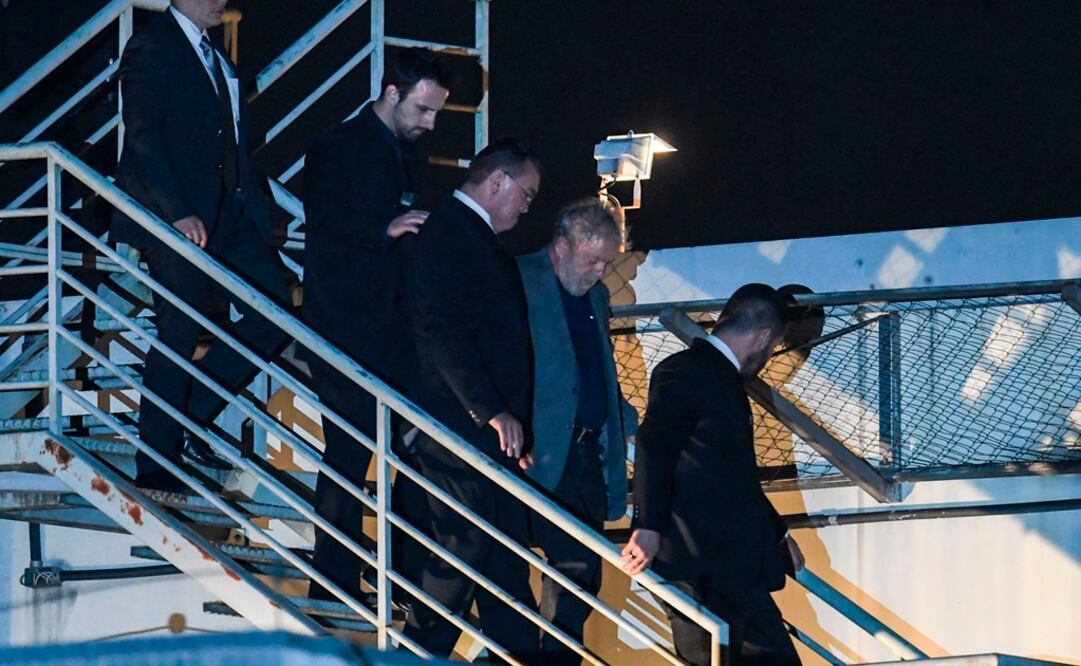 El ex presidente Luiz Inácio Lula da Silva convivió ayer con simpatizantes tras asistir a la misa de su fallecida esposa; horas después se entregó a la justicia. Foto: MIGUEL SCHINCARIOL. AFP