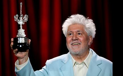 Pedro Almodóvar recibe el premio honorífico en San Sebastián: "El cine me lo ha dado todo"