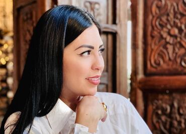 La mamá de Nodal posa sexy para lucir un vestido de Tom y Jerry