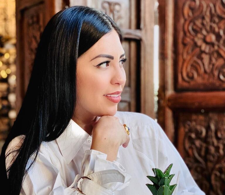 La guapa progenitora de Nodal compartió algunas fotografías donde luce espectacular con un vestido corto / Foto: Instagram @cristy_nodal