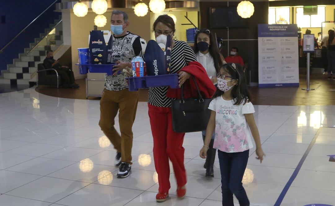 Familia llegando al cine: Foto: Carlos Mejía 