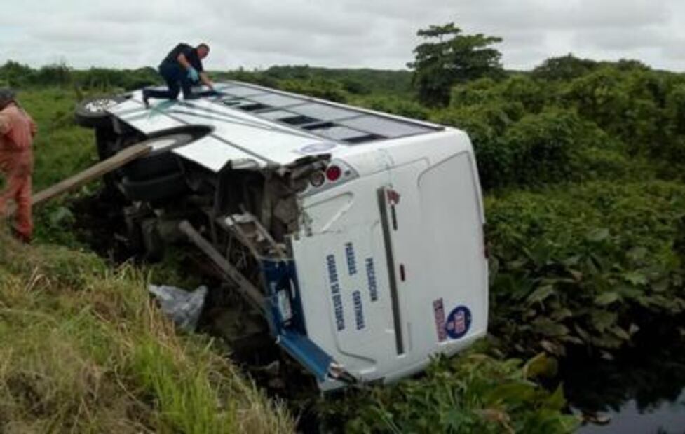 Volcadura deja 25 personas lesionadas en Veracruz