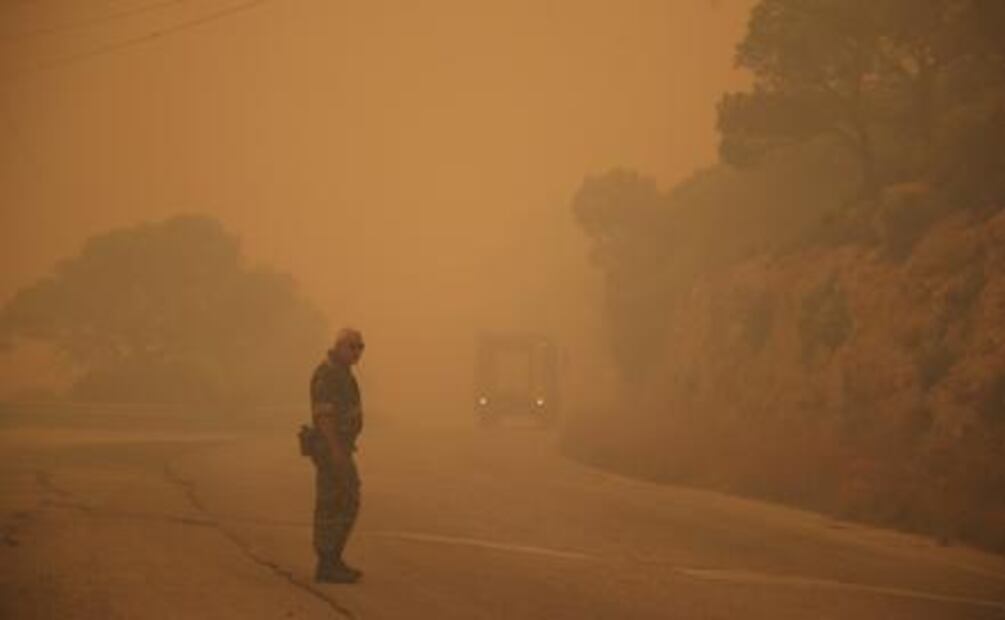 Reportan más de 20 muertos por incendios forestales en Grecia