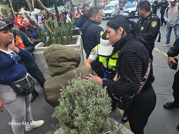 Balean a comerciante ambulante de nacionalidad colombiana en pleno Zócalo de CDMX; hay un detenido