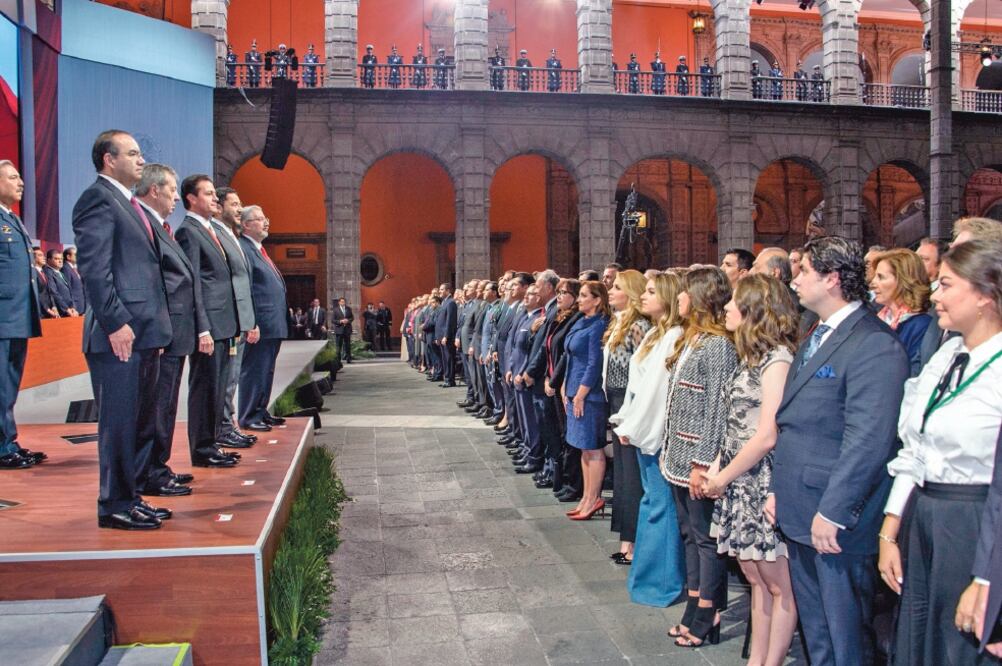 El presidente Enrique Peña Nieto rindió su 6to Informe de Gobierno, en el Patio Central de Palacio Nacional, ante integrantes de su gabinete legal , invitados especiales, gobernadores, diplomáticos y miembros de la sociedad civil. (PRESIDENCIA)