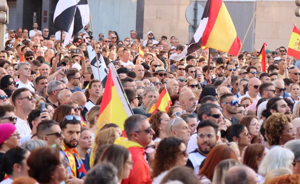 Más de 5 mil personas, según la Policía Nacional, participan en una protesta en Ceuta para exigir respuestas ante la llegada masiva de migrantes y las condiciones de seguridad. (09/08/26) Foto: EFE