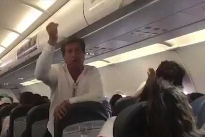 Pasajeros de vuelo comercial muestran apoyo a AMLO