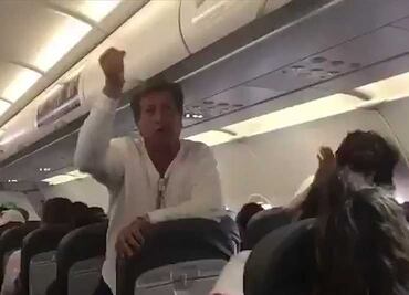 Pasajeros de vuelo comercial muestran apoyo a AMLO