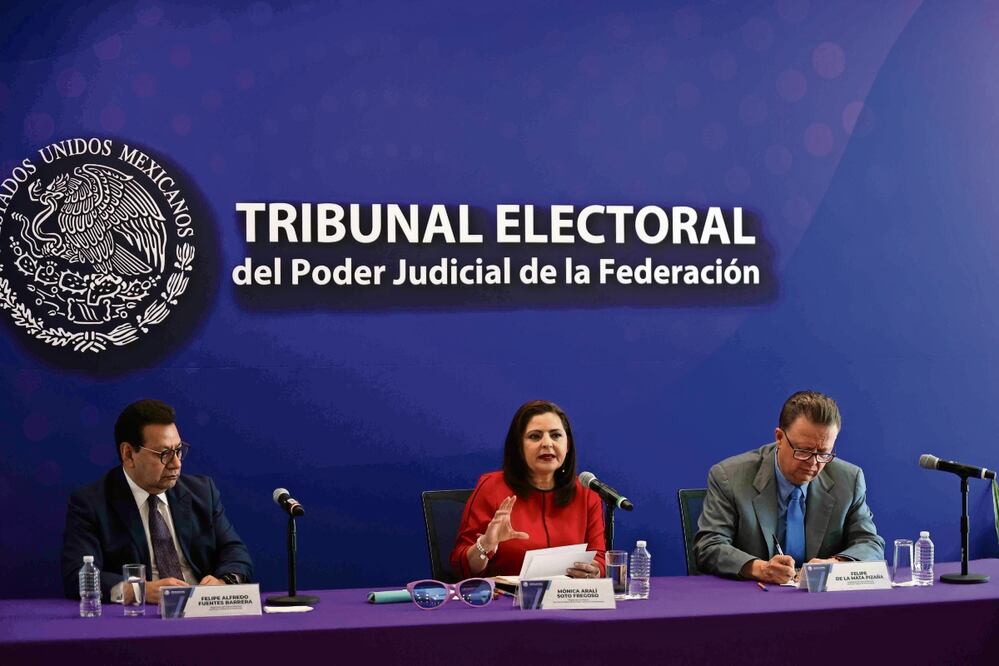 Los magistrados del Tribunal Electoral del Poder Judicial de la Federación Felipe Fuentes Barrera, Mónica Soto Fregoso y Felipe de la Mata Pizaña ofrecieron una conferencia para fijar su posición sobre la reforma judicial y mostrar disposición a debatir. Foto: Diego Simón Sánchez | El Universal