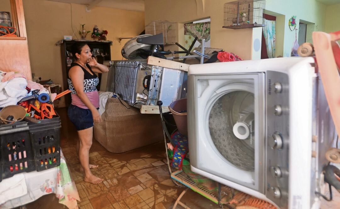 4 La familia de Guadalupe aprovecha que dejó de llover para hacer limpieza y ver qué pueden salvar de la inundación de su casa provocada por las continuas lluvias. Foto: Valente Rosas / EL UNIVERSAL