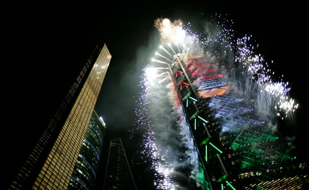 Durante la inauguración del edificio más alto de la ciudad se apreciaron fuegos artificiales. Fotografía de Iván Stephens EL UNIVERSAL
