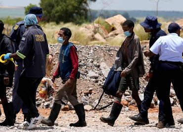 Operativo de Interpol en África contra la minería ilegal deja 200 detenidos; cientos de mineros están atrapados en Sudáfrica