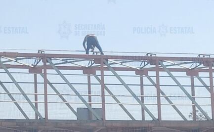 Rescatan a hombre que intentó arrojarse de un puente en la autopista de Naucalpan-Ecatepec