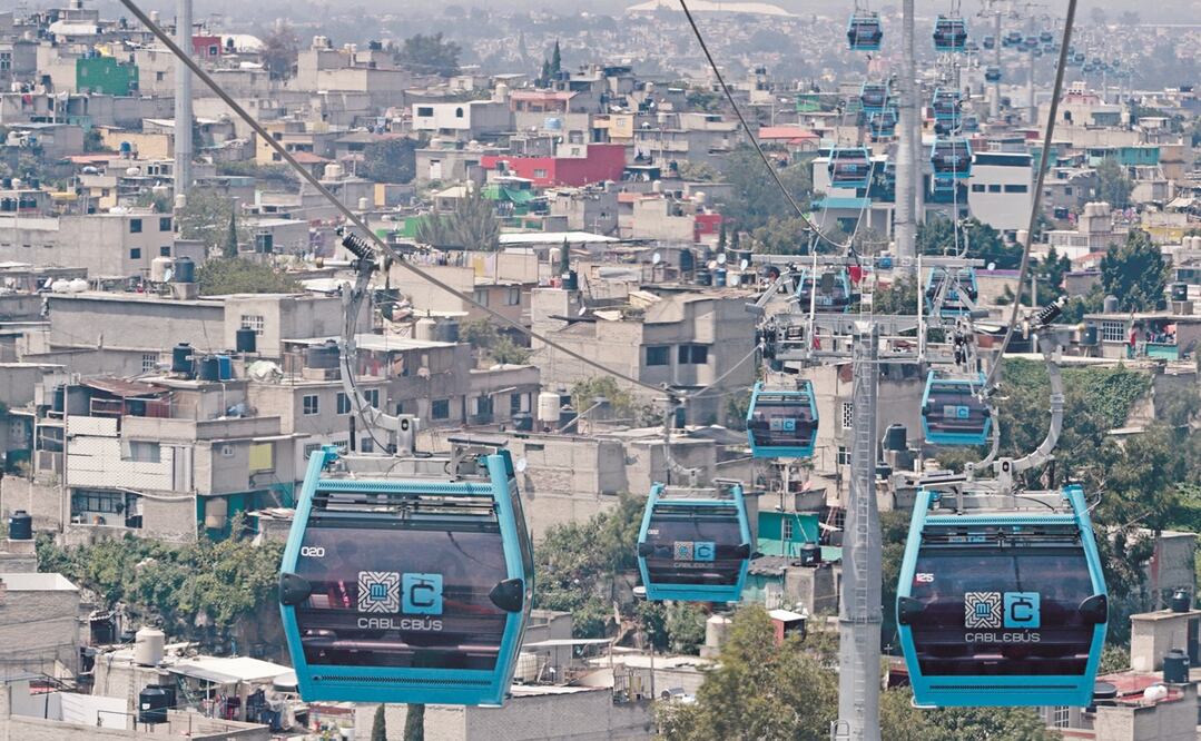 Un día después del sismo, los usuarios regresaron a la Línea 2 del Cablebús. Aseguran que a pesar del susto, es un transporte seguro. Foto: BERENICE FREGOSO. EL UNIVERSAL
