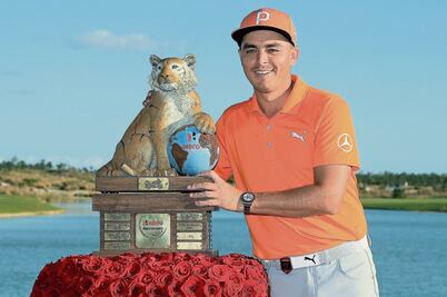 Festín de birdies de Rickie Fowler