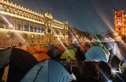 Integrantes de la CTEG y CNTE instalan plantón frente a Palacio Nacional