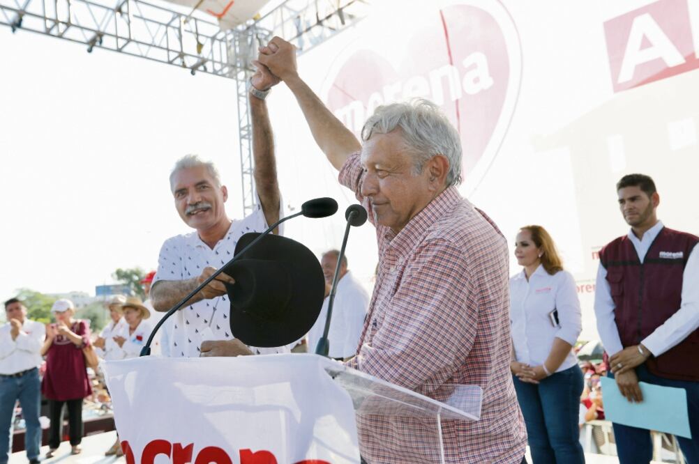 Andrés Manuel López Obrador, abanderado de Juntos Haremos Historia a la Presidencia de la República levanta el brazo de José Manuel Mireles en un mitin en Apatzingán, Michoacán, donde aseguró que el doctor llegará al Congreso local. Foto: VALENTE ROSAS