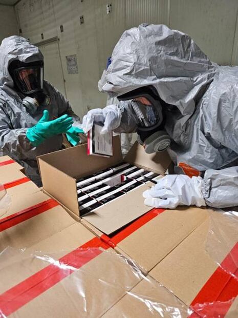 Los paquetes con fentanilo que llegaron a Honduras en un barco que zarpó de Reino Unida e hizo escala en Colombia, fueron sometidos a una minuciosa investigación por autoridades hondureñas en un puerto caribeño del norte de ese país centroamericano. Foto: Policía Nacional de Honduras