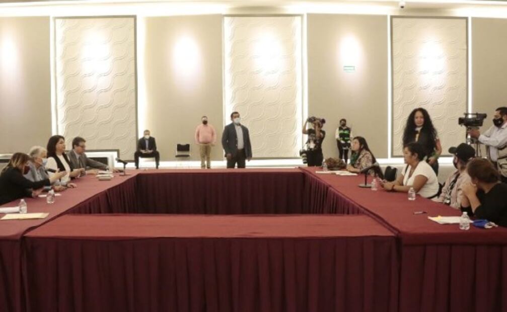 Familiares de víctimas que tomaron CNDH llegan a Segob para reunirse con funcionarias