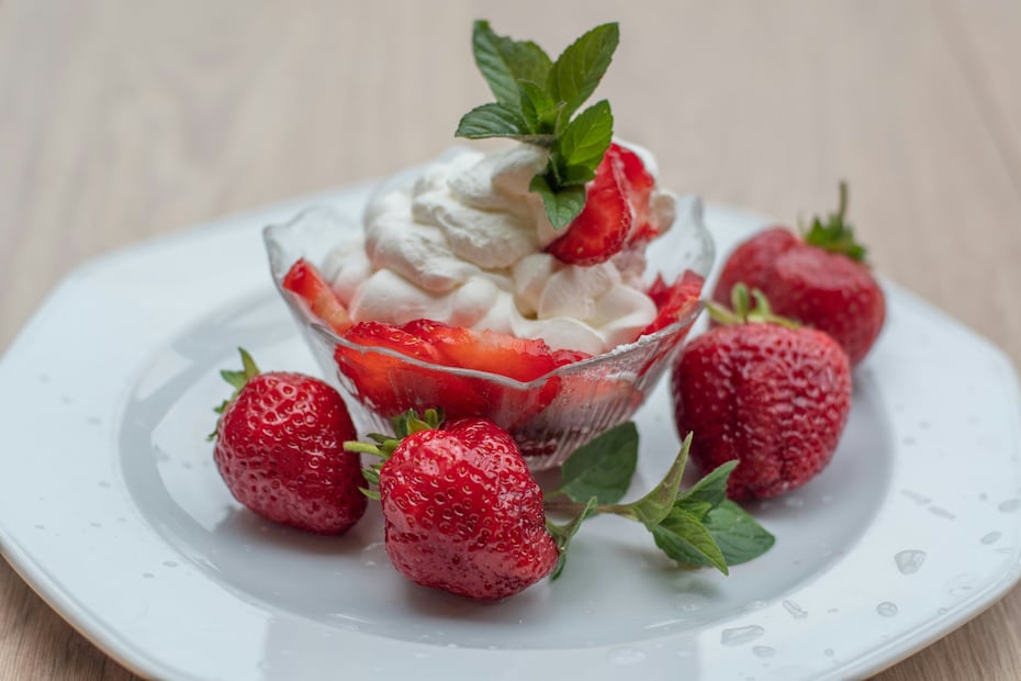 Puedes añadirle más ingredientes a tus fresas con crema. Foto Unsplash