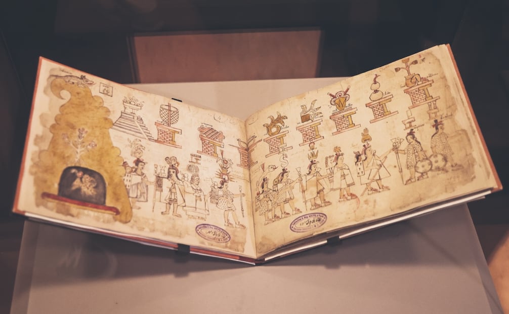 El Códice Azcatitlan, que se encuentra en posesión de la Biblioteca Nacional de Francia, se divide en tres secciones en donde se consigna la llegada de los españoles, la conquista y la evangelización. Foto: Carlos Mejía/ EL UNIVERSAL