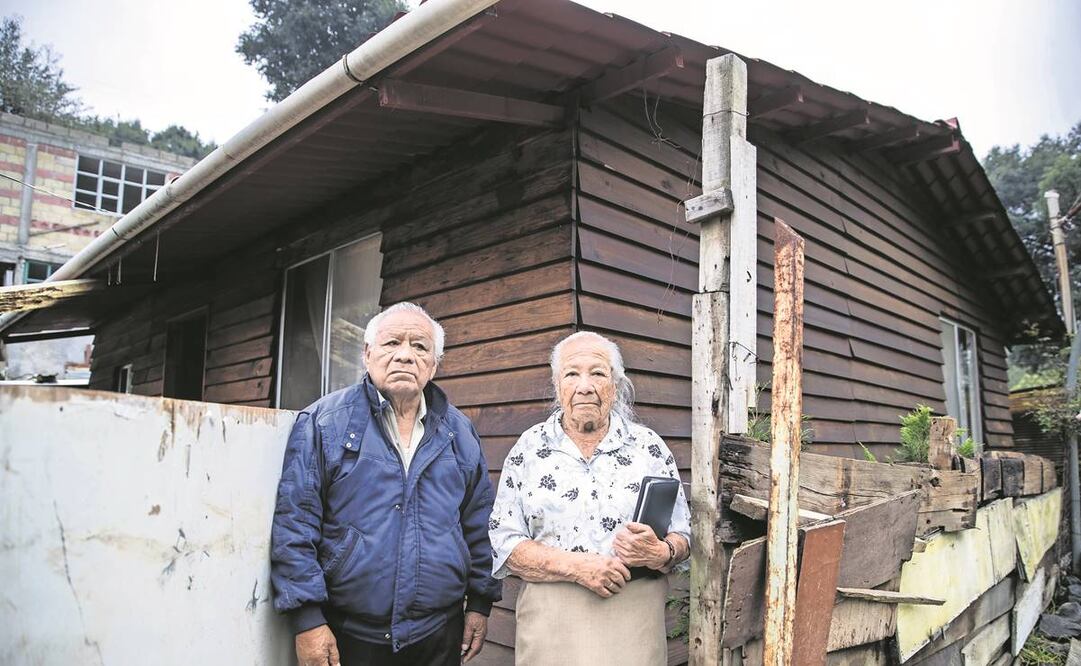 Don Pedro Mendieta y Josefa Huerta, de 88 y 90 años, dicen que les llegan recibos de la CFE de hasta 18 mil pesos, cuando sólo tienen 4 focos. Foto: Germán Espinosa/EL UNIVERSAL