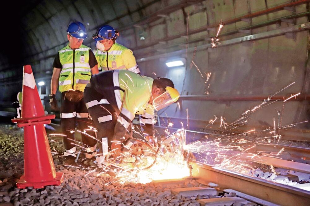 Las maniobras se realizan después de que finaliza el servicio del Metro, alrededor de la una de la mañana, que es cuando se quita la energía de las vías y los trabajadores pueden bajar para iniciar con sus labores. (BERENICE FREGOSO. EL UNIVERSAL)