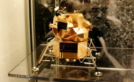Roban reproducción en oro de módulo lunar de un museo