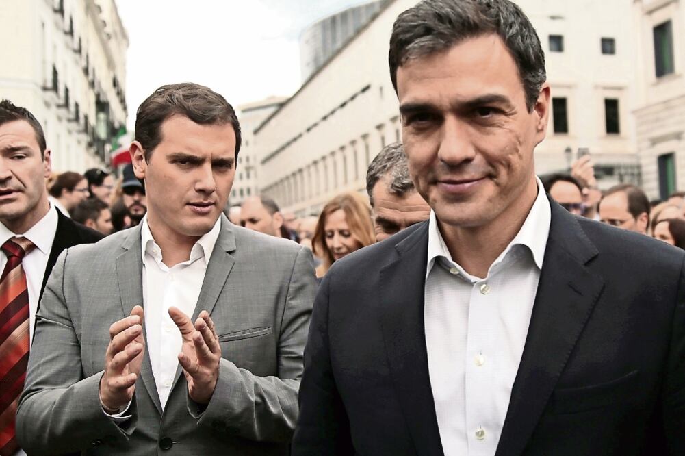 El líder del PSOE, Pedro Sánchez (al frente) y de Ciudadanos, Albert Rivera, al salir, ayer, de un evento en el Parlamento español, en Madrid (ANDREA COMAS. REUTERS)