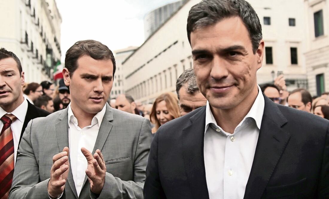 El líder del PSOE, Pedro Sánchez (al frente) y de Ciudadanos, Albert Rivera, al salir, ayer, de un evento en el Parlamento español, en Madrid (ANDREA COMAS. REUTERS)