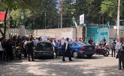 Atletas se manifiestan en Conade por supuesta falta de pago