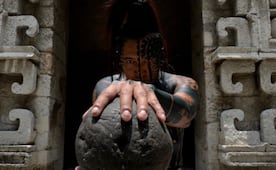 Influencer "El último maya" dona pelota maya al Museo Nacional de Antropología; viaja desde Tulum a CDMX
