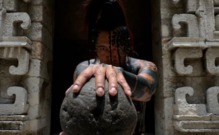 Influencer "El último maya" dona pelota maya al Museo Nacional de Antropología; viaja desde Tulum a CDMX