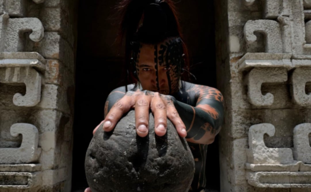Influencer Balam "El último maya" dona pelota maya al Museo Nacional de Antropología; viaja desde Tulum a la Ciudad de México. Foto: TikTok
