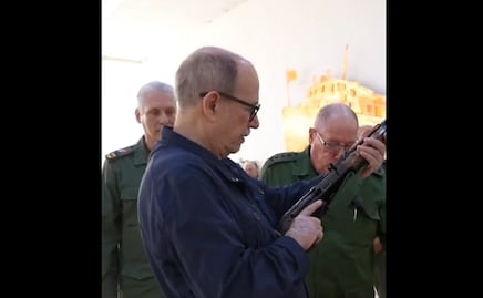 VIDEO Cuba entrega fusil de combate a Silvio Rodríguez; el trovador pidió un arma para defender a su país si EU ataca