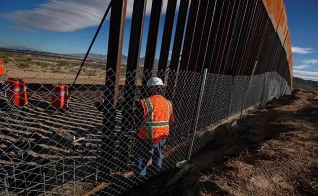 A U.S. worker builds a section of the U.S.-Mexico border wall at Sunland Park, U.S. opposite the Mexican border city of Ciudad Juarez, Mexico, November 9, 2016. Picture taken from the Mexico side of the U.S.-Mexico border. REUTERS/Jose Luis Gonzale