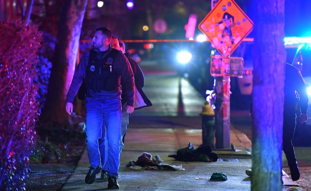 Un policía pasa entre prendas de ropa en una acera cerca de la entrada de la Universidad de Brown, el sábado 13 de diciembre de 2025 en Providence, Rhode Island durante la investigación de un tiroteo. Foto: AP