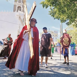 Con todo y “tirón”, adulto mayor representa a Jesús 