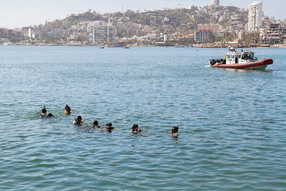 El equipo de buzos de la Secretaría de Marina trabaja 10 horas al día para localizar a más de una decena de cuerpos en la zona de yates de Acapulco. Foto: Iván Montaño / EL UNIVERSAL