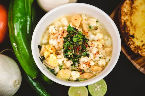 Prepara la receta de pozole blanco de Abue Angie