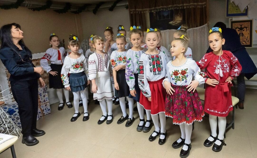 Niñas con trajes nacionales, durante la ceremonia de apertura de una Residencia y Taller de Buenas Acciones de San Nicolás en un refugio antiaéreo en el sótano de un liceo militar en Kiev. Foto: Efrem Lukatsky | AP