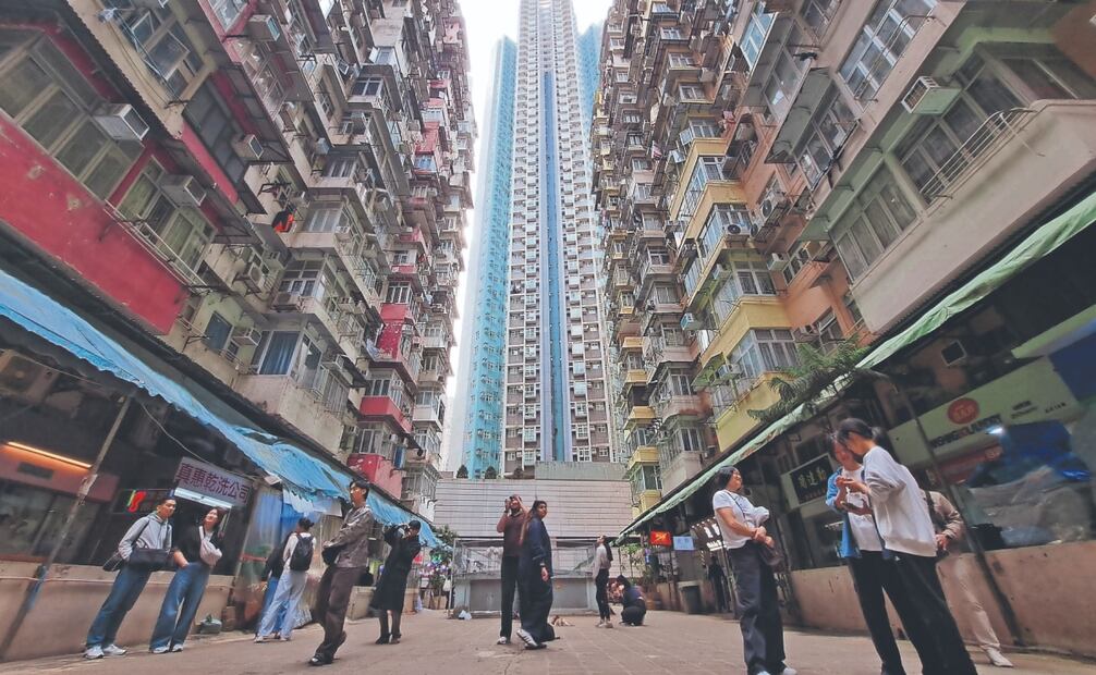 La actividad turística en esta época del año es clave en el territorio de Hong Kong. En su Museo de Historia (abajo, a la der.), resalta la resistencia ante la agresión japonesa de hace 80 años. Fotografía de Inder Bugarin