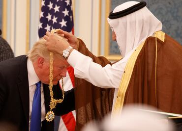 Trump recibe la mayor distinción saudí por "sus esfuerzos por la paz"